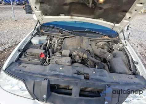 2003 Lincoln Town Car Signature z USA, uszkodzony, nr VIN 1LNHM82W23Y675356